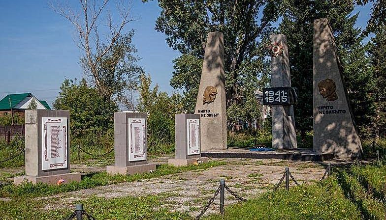 с. Зудилово Первомайского р-на. Памятник землякам, погибшим на войне.