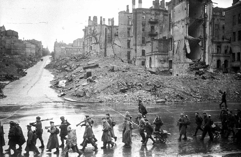 Советские солдаты идут по Крещатику. 1943 г.
