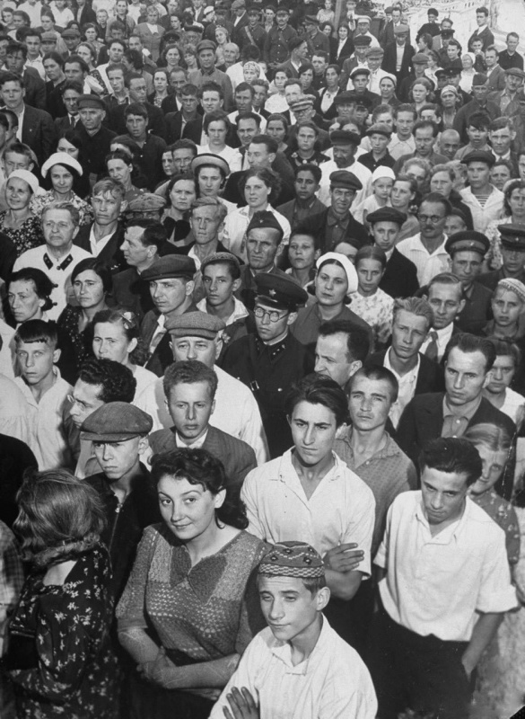 Москвичи слушают последние военные сводки новостей в Парке культуры. Лето, 1941 г.