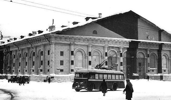 Здание Манежа в маскировочной окраске. Октябрь, 1941 г.