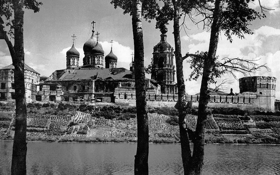 Огороды у Новоспасского монастыря. Весна, 1944 г.