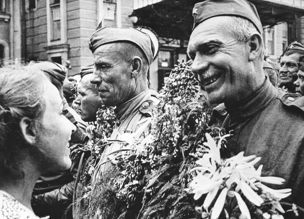 Встреча демобилизованных на Белорусском вокзале. 23 июля 1945 г.