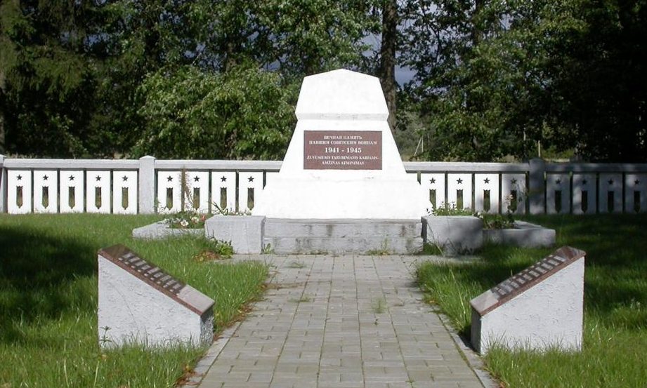 п. Шимонис Купишкского р-на. Памятник по дороге из Шимонис в направлении Шимонского леса, установленный на братской могиле, в которой похоронено 22 советских воина.