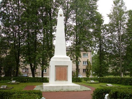 г. Дагда. Обелиск по улице Алеяс, установленный в 1956 году на воинском кладбище, где похоронено 166 воинов, в т.ч. 17 неизвестных. 