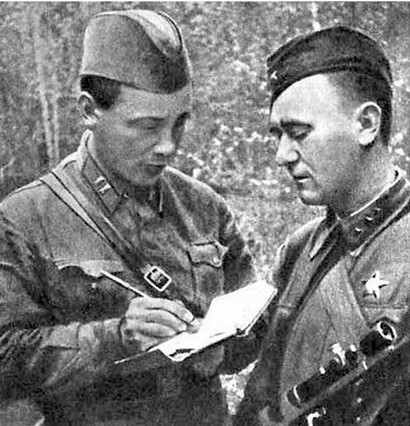 Снайпер А. Кочегаров (слева) одержал 182 победы.