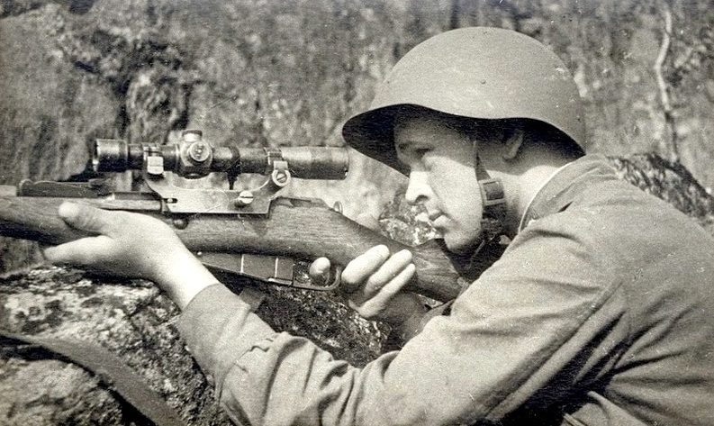 Гвардии сержант В. Миронов. Карельский фронт. 1942 г.