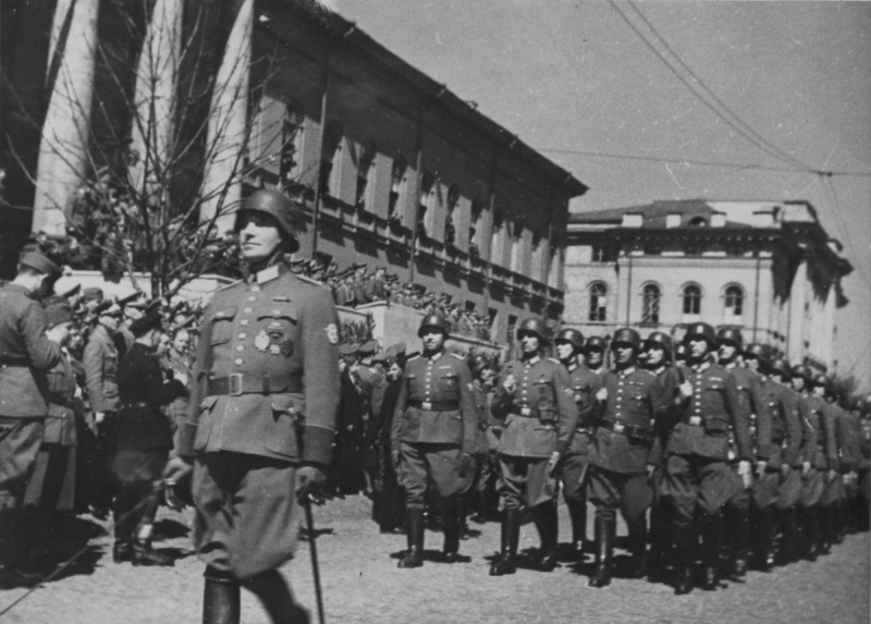 Немецкое полицейское подразделение на параде в Киеве. Осень 1941 г.