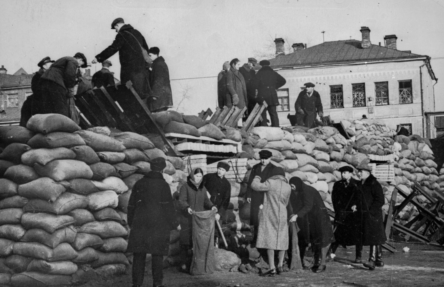 Москвичи строят баррикады. Октябрь, 1941 г.