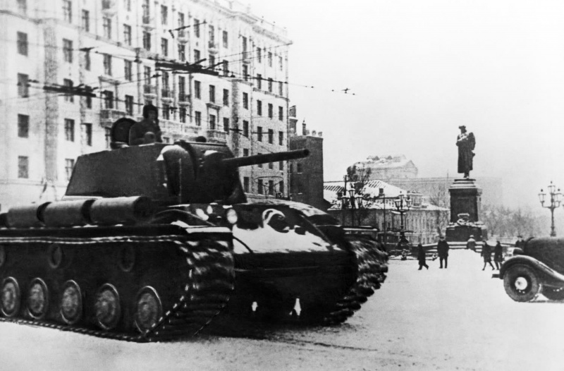 Танки КВ-1 проходят по Пушкинской площади после парада. 7 ноября 1941 г.