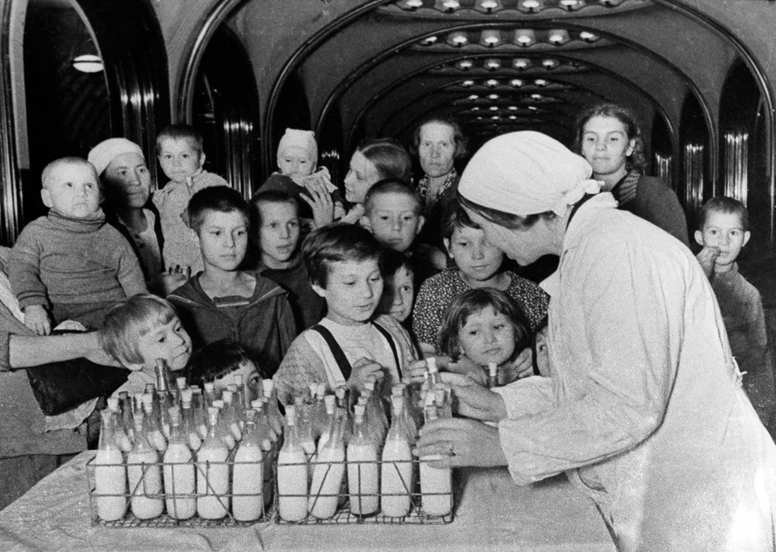Раздача молока. Весна, 1942 г.
