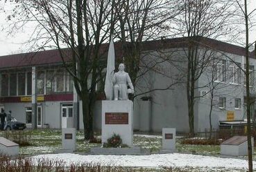 г. Шальчининкай. Памятник по улице Вильняус, установленный на братской могиле, в которой захоронено 57 советских воинов, погибших в июле 1944 года.