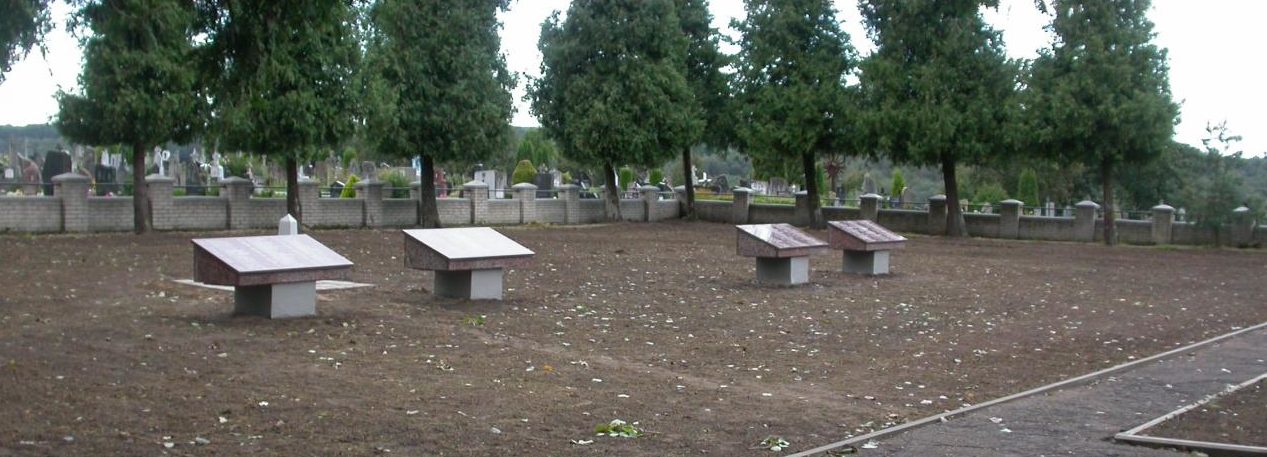 Мемориальные плиты на воинском кладбище.