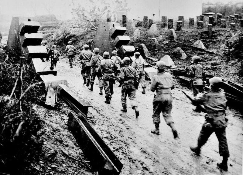 Американские солдаты пересекают линию Зигфрида. Сентябрь, 1944 г.