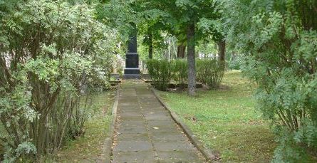 п. Константинова, край Дагдас. Братская могила в центре посёлка, в которой похоронено 3 воина и Герой Советского Союза Н.Ф. Материенко, погибших в 1944 году. 