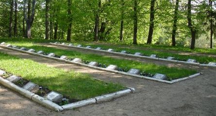 Мемориальные плиты на братских могилах.