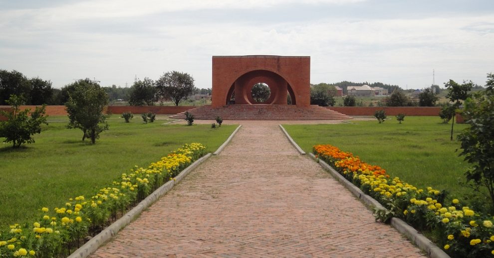 Мемориальный парк мира в Краснофлотском районе Хабаровска, разбит на месте бывшего лагеря и кладбища японских военнопленных.