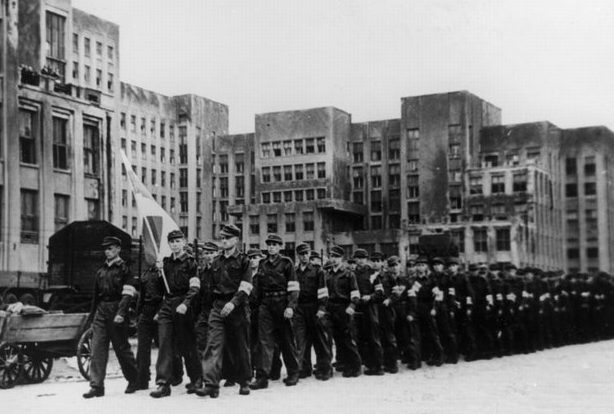 Курсанты Союза Белорусской Молодежи маршируют возле Дома Правительства. 1944 г.
