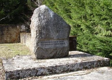 Памятный камень на воинском кладбище.