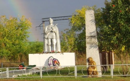 с. Повалиха Первомайского р-на. Памятник воинам, погибшим в годы войны.