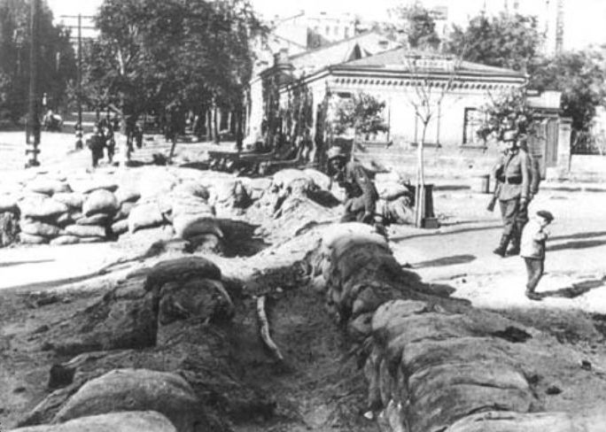 Немцы осматривают укрепления на пересечении улиц Жилянской и Кузнечной. 20 сентября 1941 г.