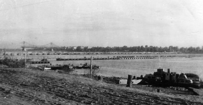 Сооруженные немцами временные переправы. 1942 г. Сейчас здесь проходит Днепровская набережная.