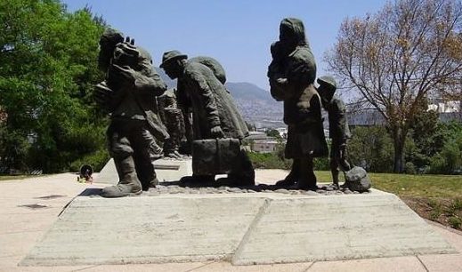 Памятник евреям, идущим в гетто.
