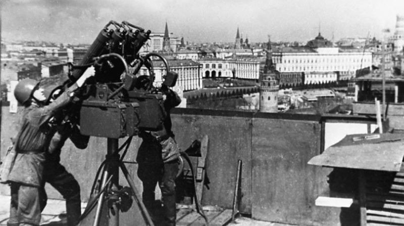 Зенитный пулемет на крыше возле Кремля. Осень, 1941 г.