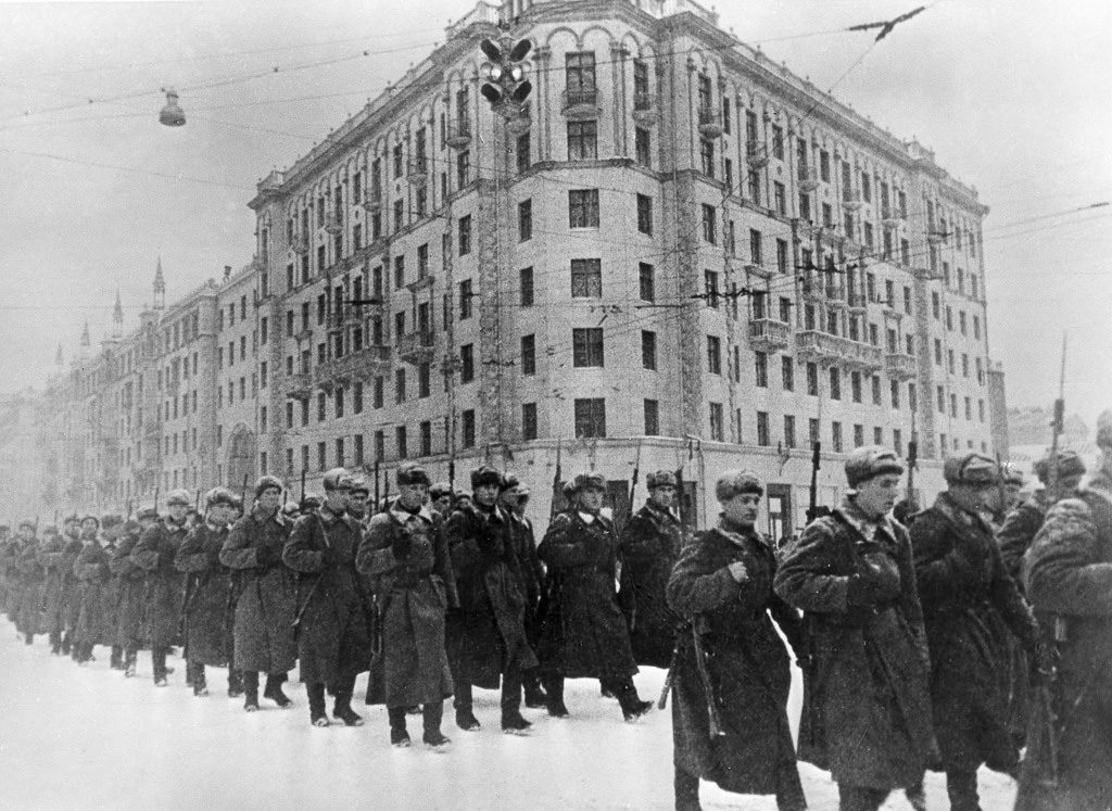 Маршевые роты уезжают на фронт прямо из Москвы. 1 декабря 1941 г.