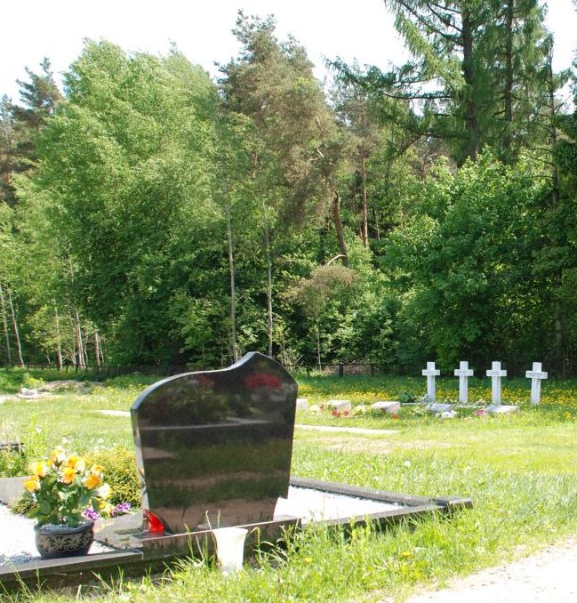 г. Шальчининкай. Памятник на кладбище, установленный на братской могиле, в которой захоронен красноармеец Крат. Г.С. и 6 неизвестных солдат, погибших в 1944 году.