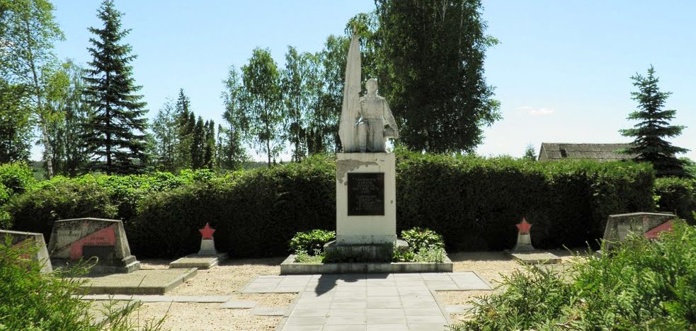 г. Обяляй Рокишкского р-на. Памятник, установленный на братской могиле советских воинов.