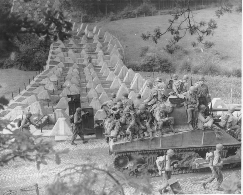 Американские солдаты пересекают линию Зигфрида. Сентябрь, 1944 г.