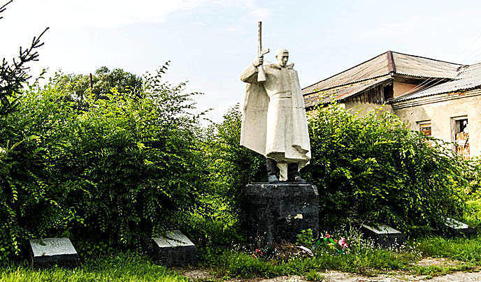 с. Новокопылово Заринского р-на. Памятник воинам, погибшим в годы войны.