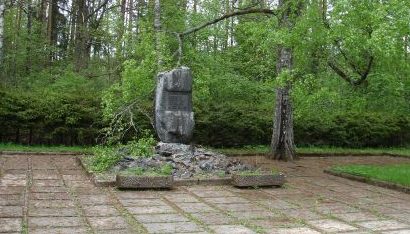 х. Телдеры, волость Валмиерас, край Буртниеку. Памятник на братской могиле, в которой похоронено 3 тысячи военнопленных, замученных нацистами в годы войны. 