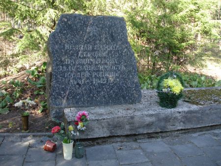 п. Эзерниеки, край Дагдас. Памятник, установленный в 1982 году на братской могиле, в которой похоронено 105 воинов, в т.ч. 78 неизвестных. 