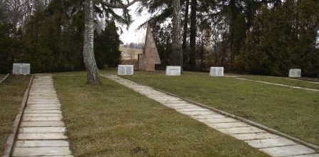 п. Рагана, край Кримулдас. Памятник на воинском кладбище, где похоронено 127 советских воинов, в т.ч. 110 неизвестных.
