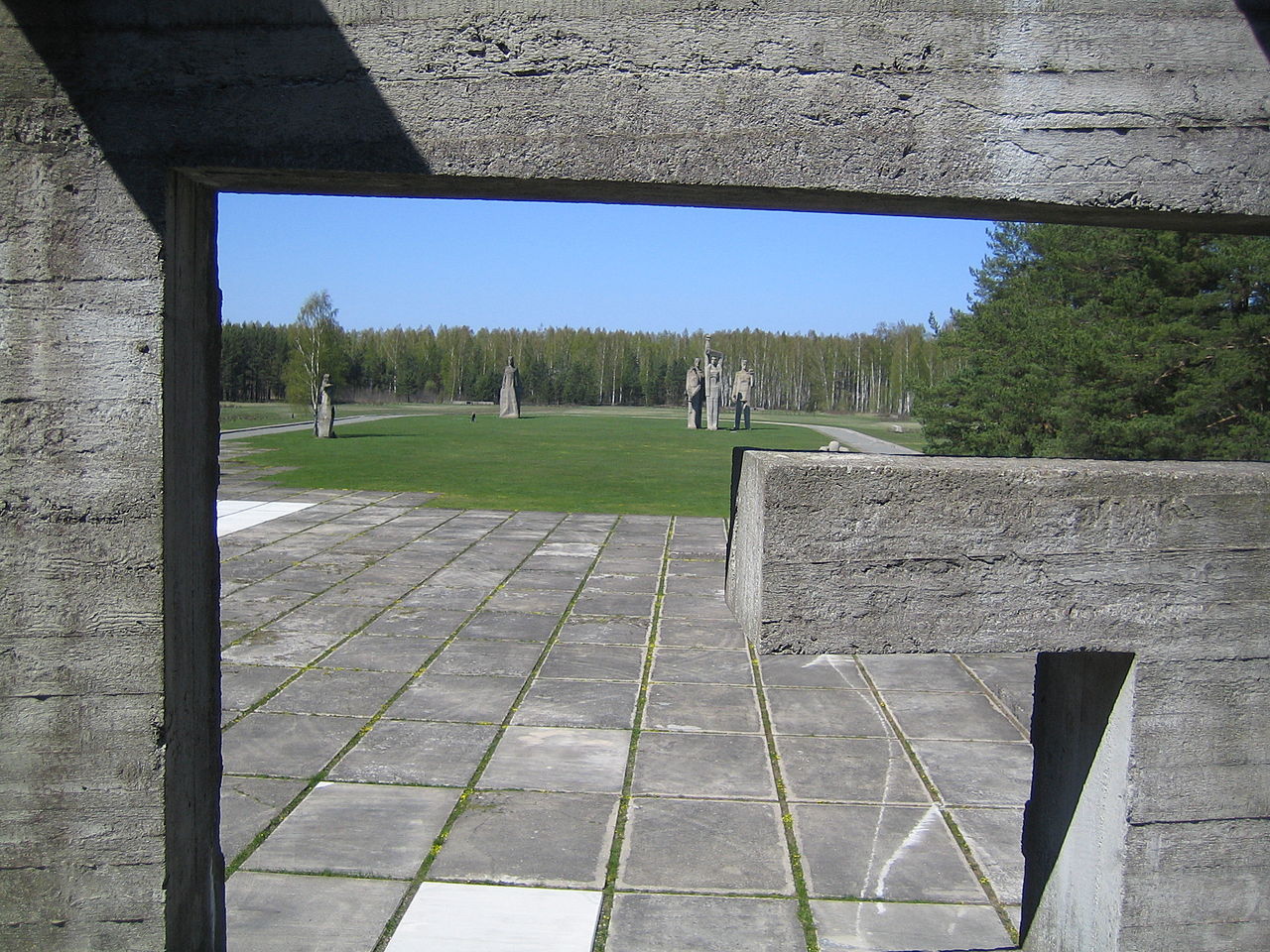Вид на мемориал с главного входа. 