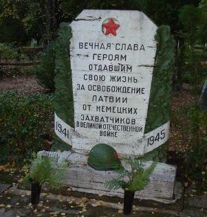 Памятники на братских могилах.