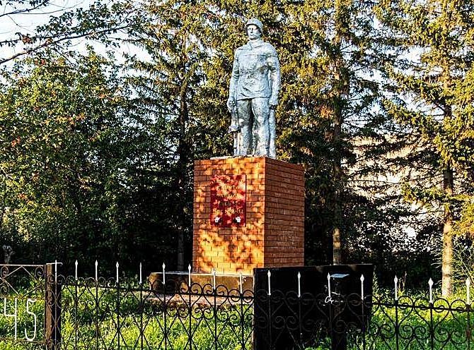с. Сорочий Лог Первомайского р-на. Памятник 160 землякам, погибшим в годы войны.