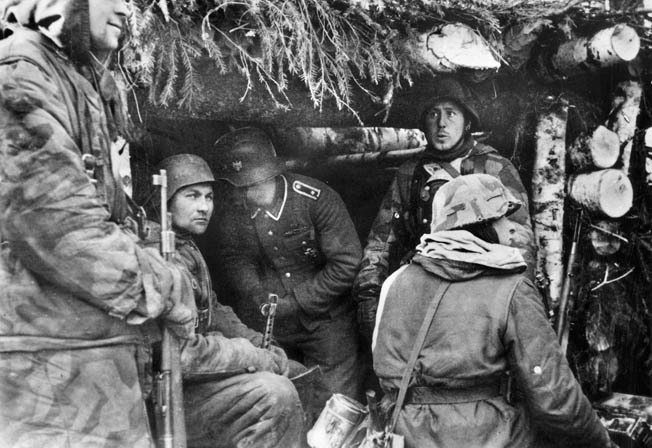Немецкие солдаты в блиндаже на линии Пантера.