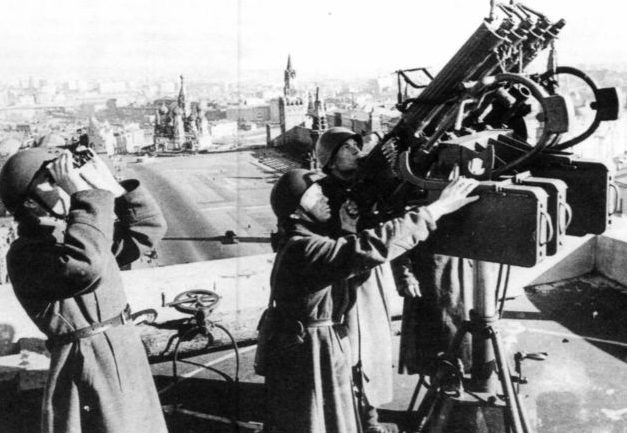 Зенитный расчет на крыше гостиницы «Москва». Октябрь, 1941 г.