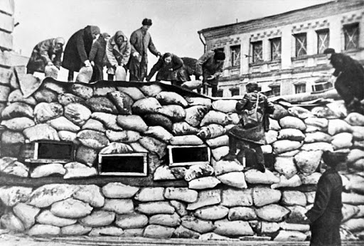Москвичи строят баррикады. Октябрь, 1941 г.