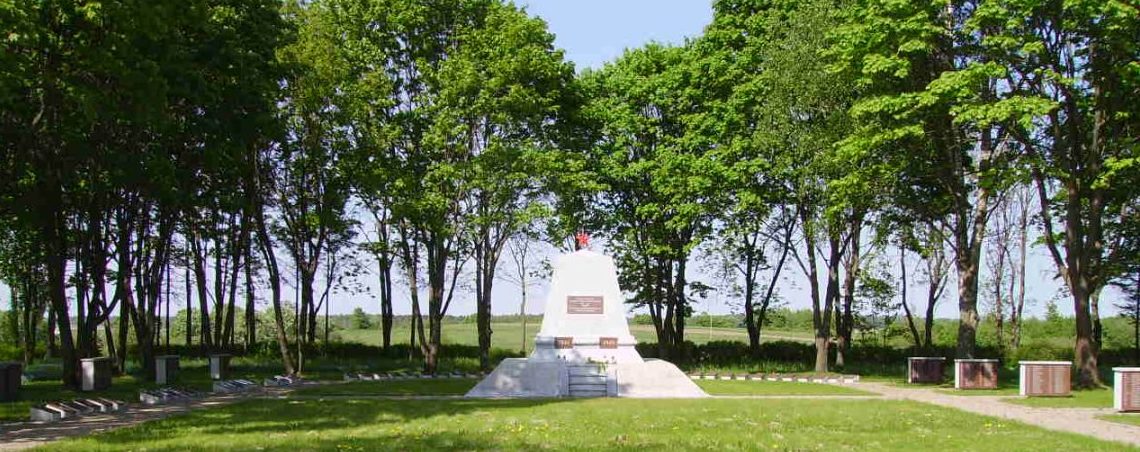 п. Гиркальнис Расейняйского р-на. Памятник на кладбище советских воинов, где похоронено 904 воина 5-го и 113-го гвардейских стрелковых корпусов, погибших в окрестностях Гиркальниса. 