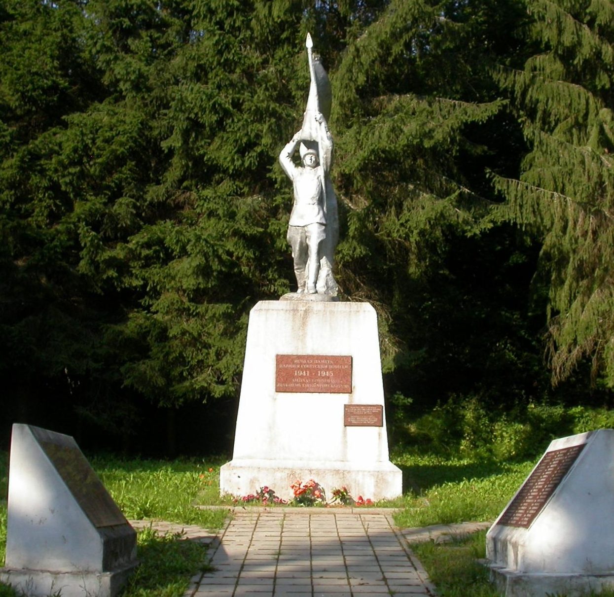 Памятник на кладовище.