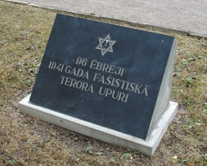 Памятник погибшим евреям.
