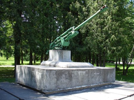 г. Екабпилс. Памятник-пушка в парке по улице Ригас, установленный на братской могиле, в которой похоронено 3 советских воина. 