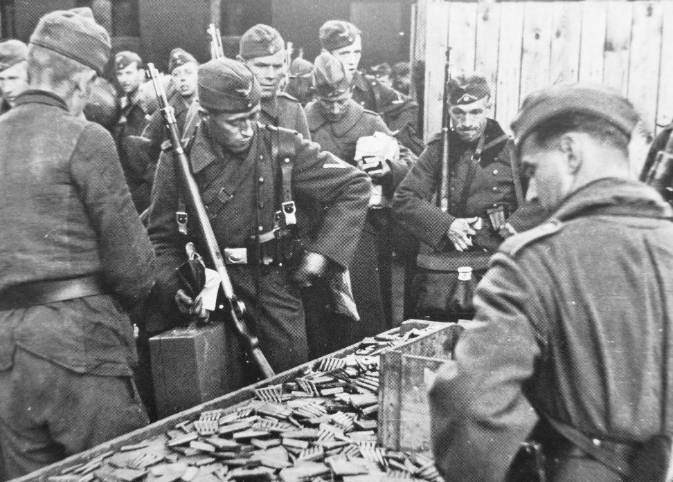Солдаты сдают патроны на вокзале Гомеля перед отпуском. 1942 г.