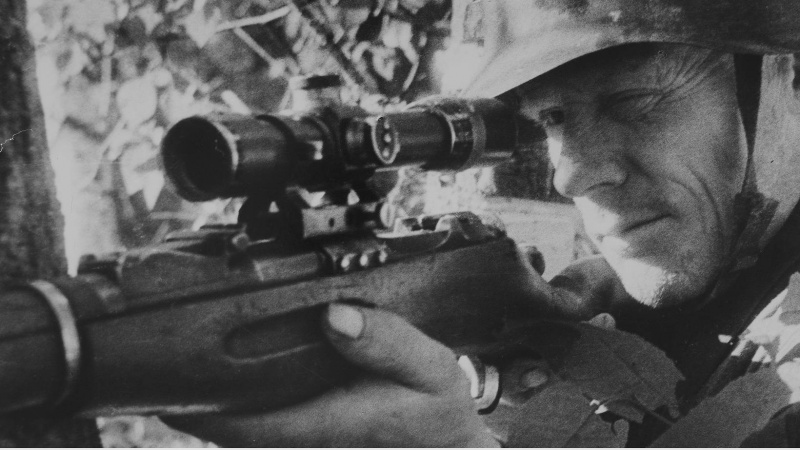 Снайпер Дюрягин на позиции. Ленинград. 1942 г.