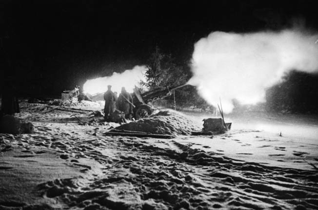 Советская артиллерия ведет огонь под Нарвой.