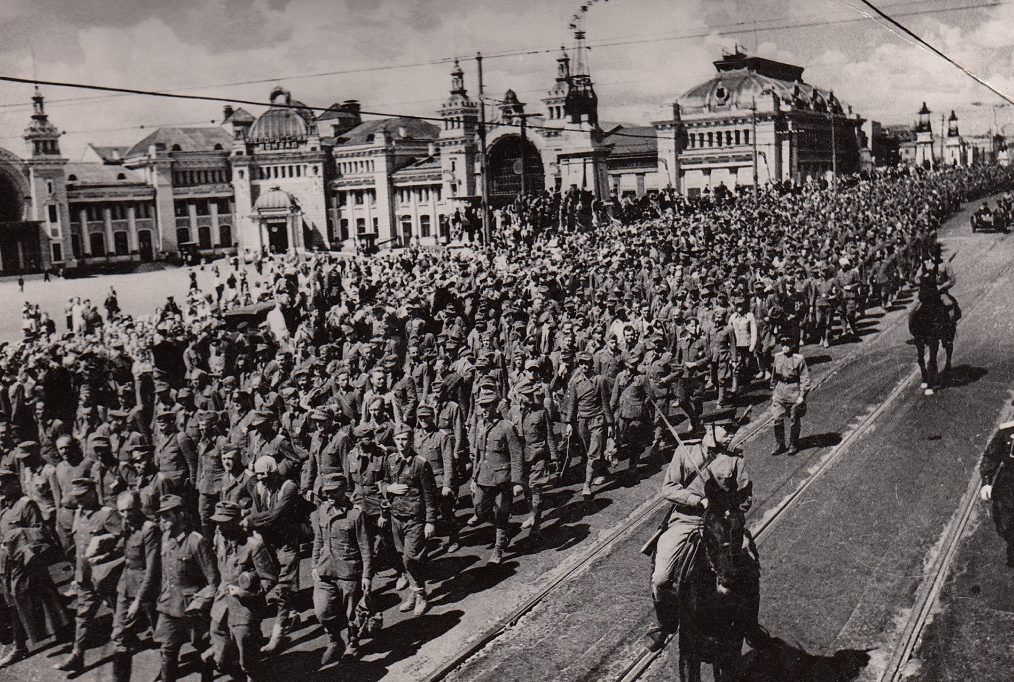 Колонна пленных немцев у Белорусского вокзала. 17 июля 1944 г.