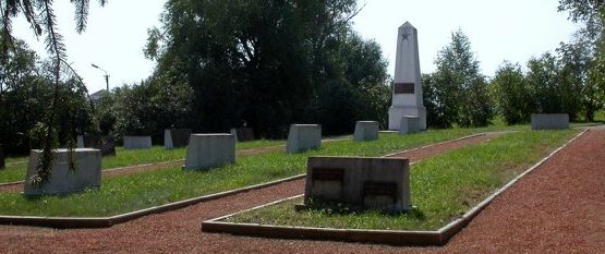 п. Гинкунай Шяуляйского р-на. Воинское кладбище на территории кладбища «вольнодумцев», где похоронены останки 1012 советских воинов, в т.ч. 670 неизвестных. 
